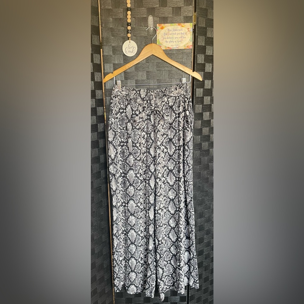 Woman’s LuLaRoe Wide Leg Pants Size XL